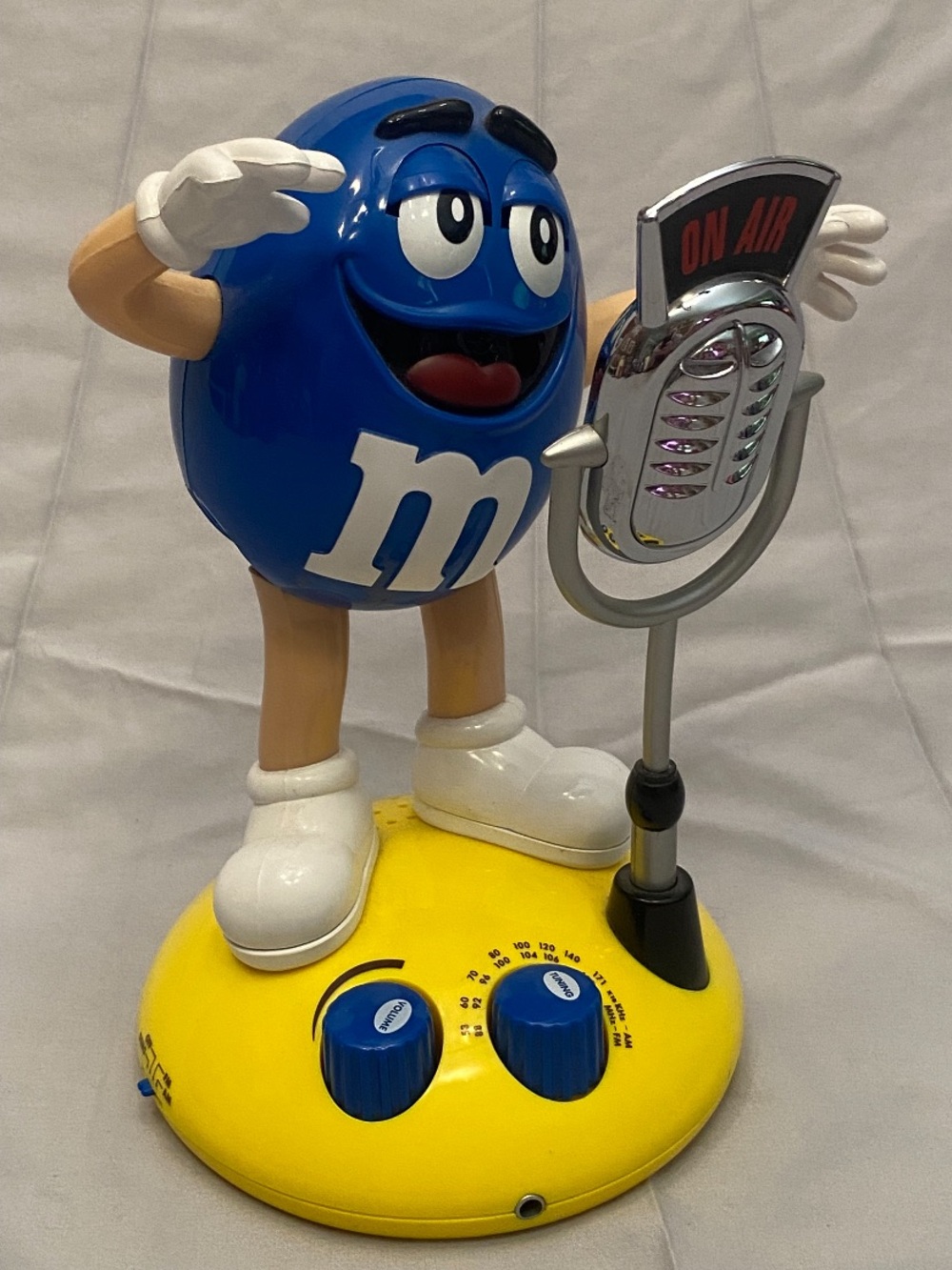 Animated Blue singing M&M am/fm Radio